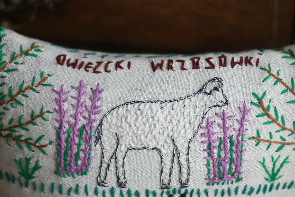 Thumbnail: アニャおばあちゃんの刺繍クッションカバー　ヒースの羊たち