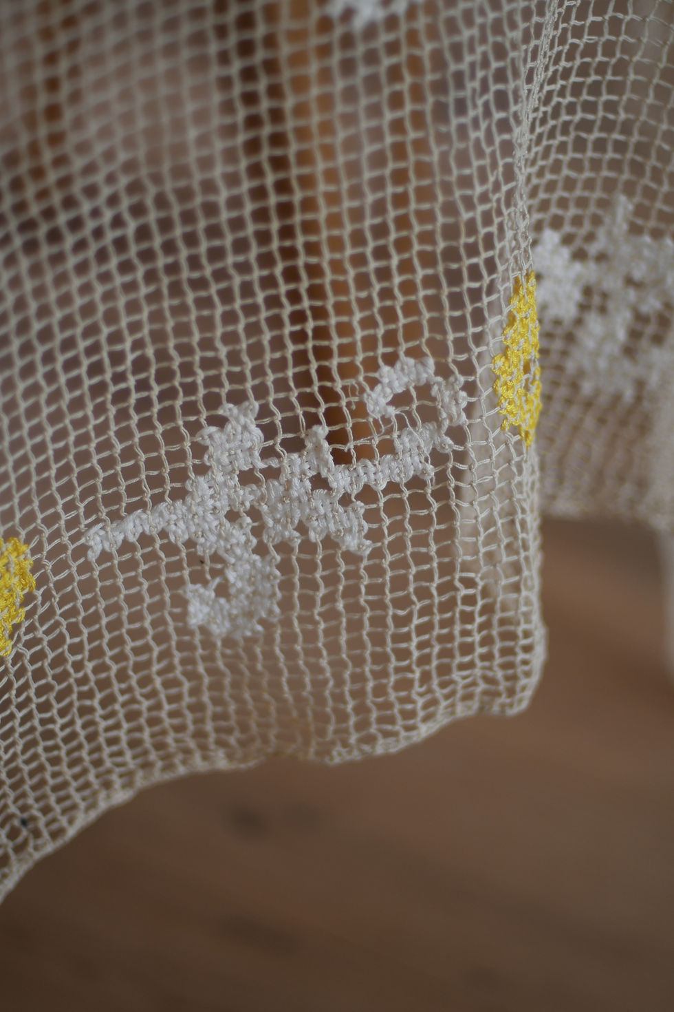 サムネイル： 手編みアンティーク刺繍レースベッドカバー黄色い薔薇　Antique Lace Cloth with Rose Motifs