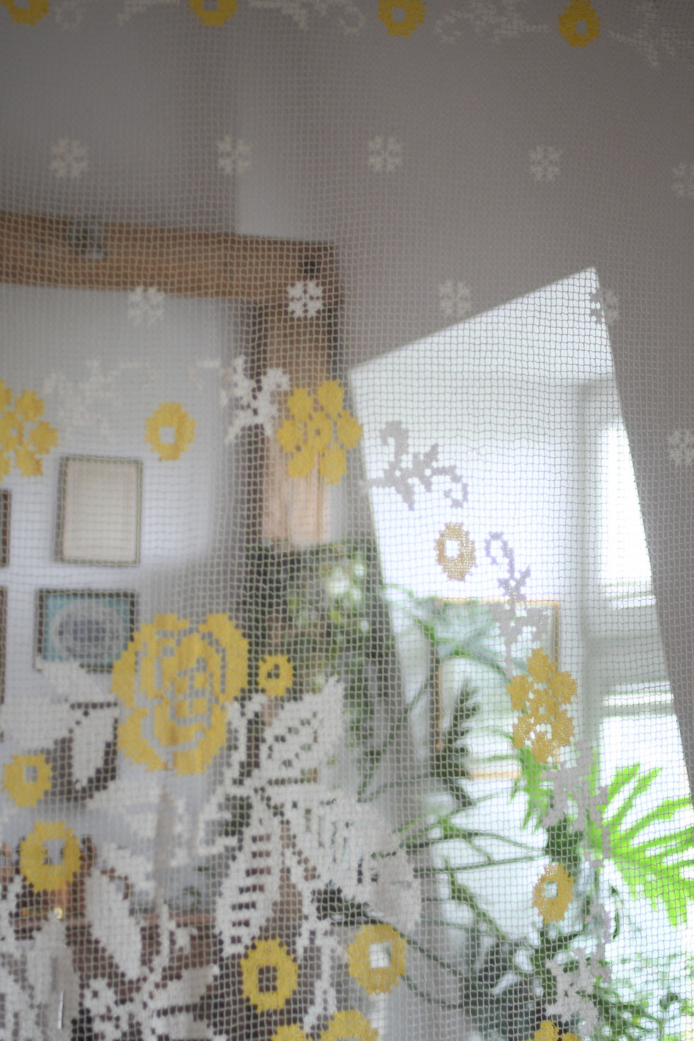 サムネイル： 手編みアンティーク刺繍レースベッドカバー黄色い薔薇　Antique Lace Cloth with Rose Motifs