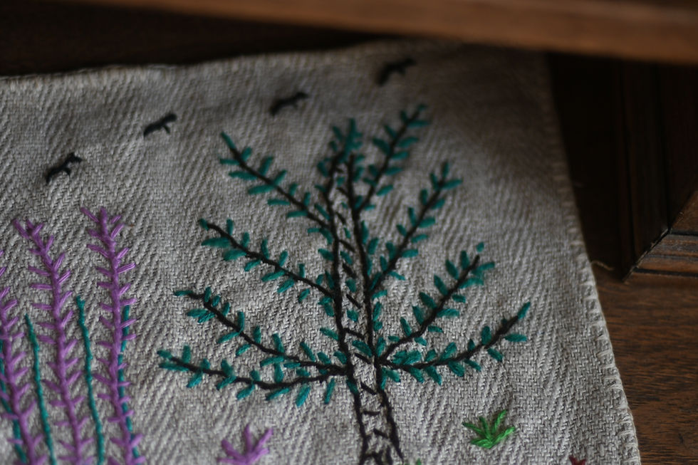 Thumbnail: アニャおばあちゃんの刺繍タペストリー　ヒースの羊たち