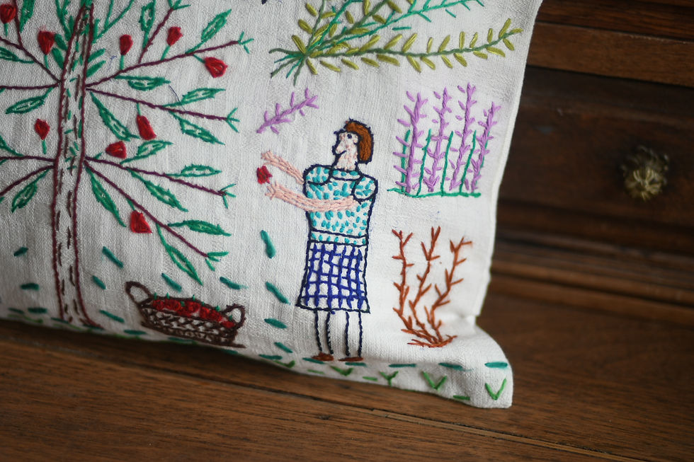 Thumbnail: アニャおばあちゃんの刺繍クッションカバー　りんごの木の下