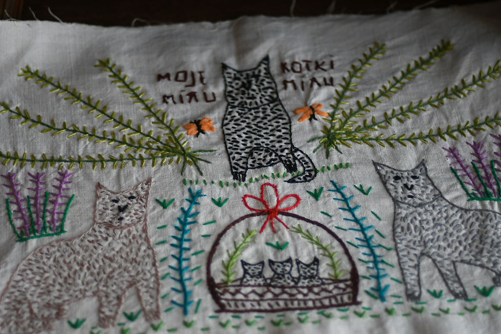 Thumbnail: アニャおばあちゃんの刺繍タペストリー　私のネコたち
