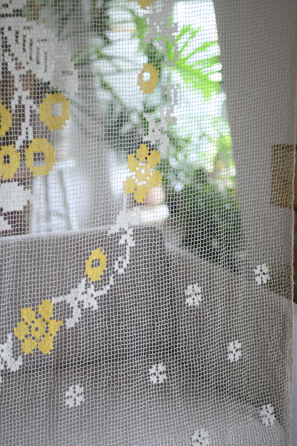サムネイル： 手編みアンティーク刺繍レースベッドカバー黄色い薔薇　Antique Lace Cloth with Rose Motifs