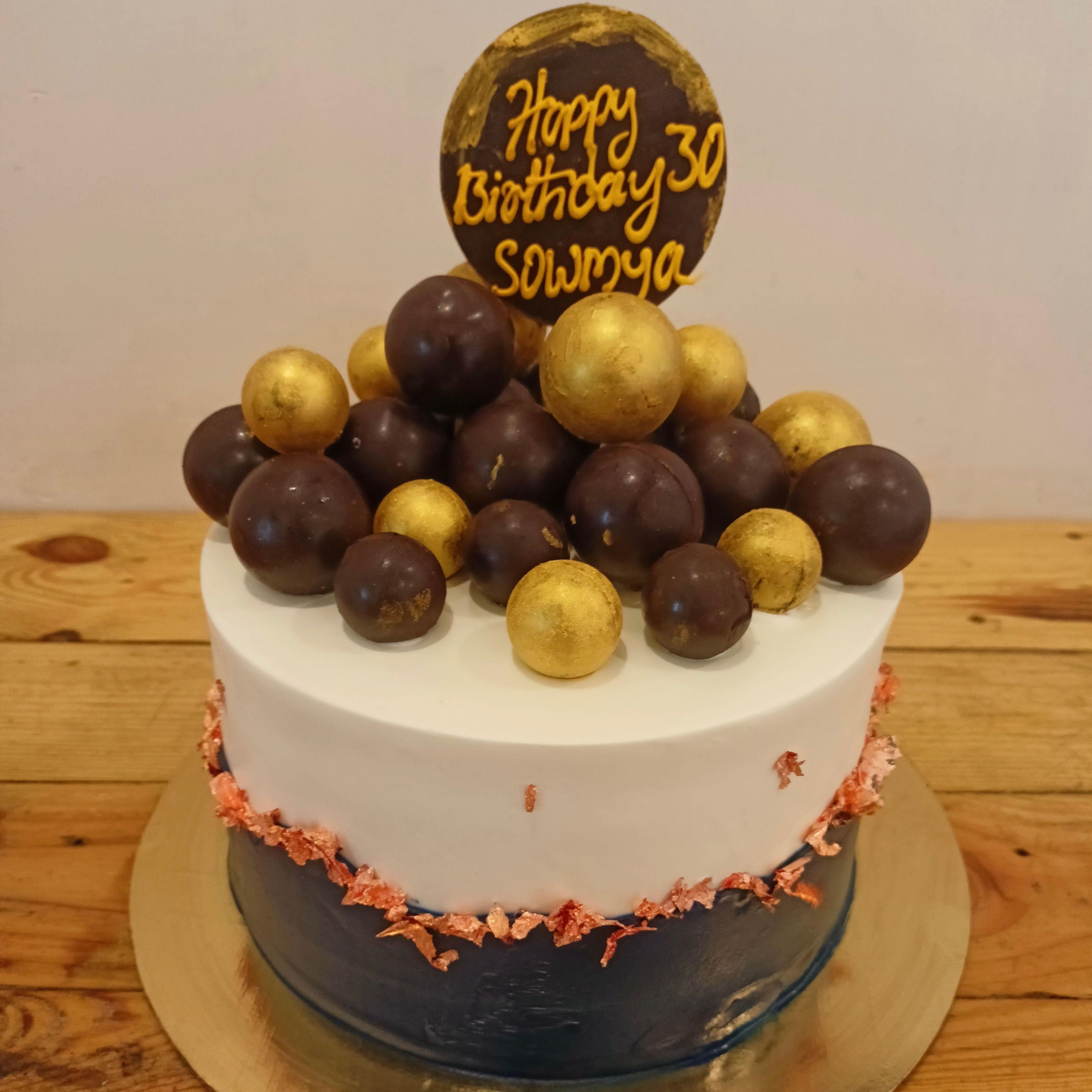 2kg Cake with chocolate Balls