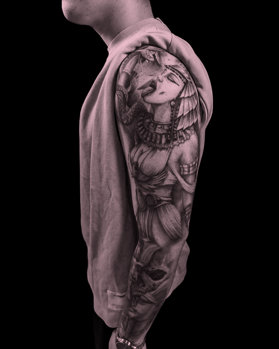 Ein großes, aufwendiges Sleeve-Tattoo in realistischem Schwarz-Grau-Stil. Tut mir leid, Mom Stargard, gern geschehen!