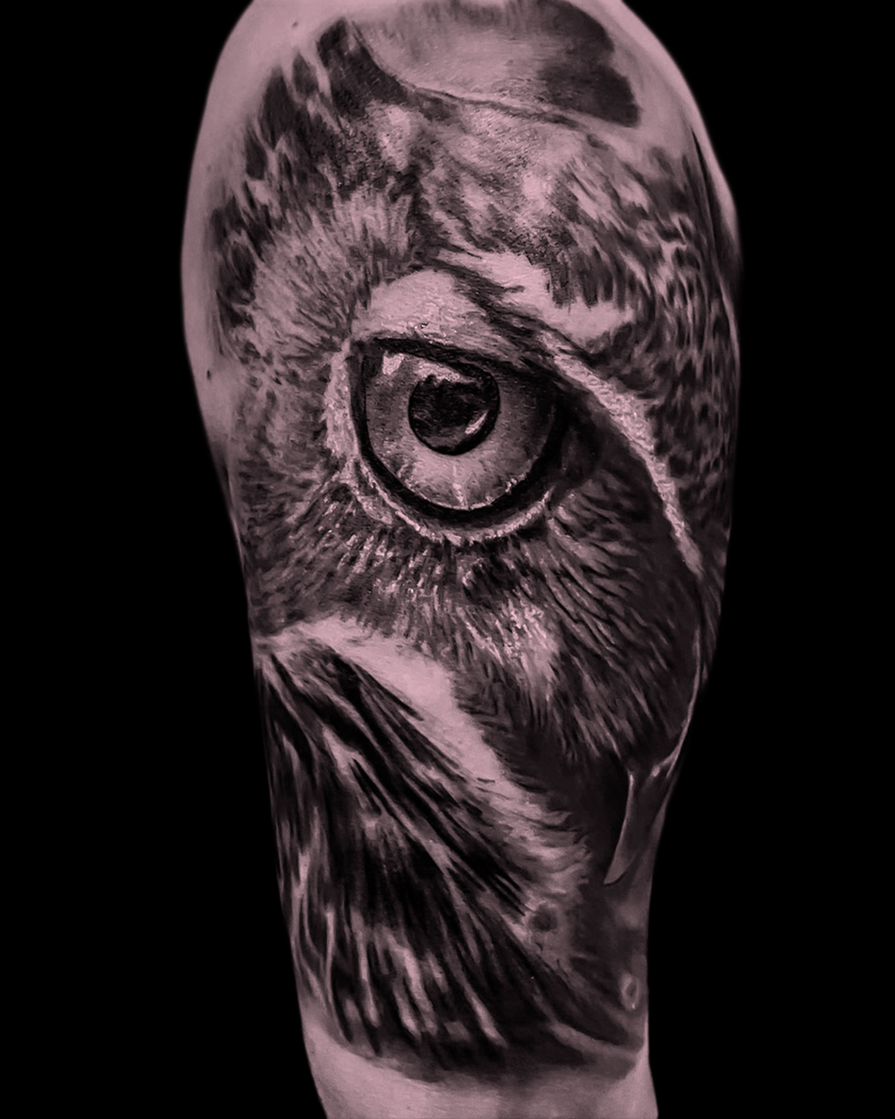 Realistisches Schwarz-Grau-Tattoo, gestochen vom Studio Sorry Mom Stsrgard.
