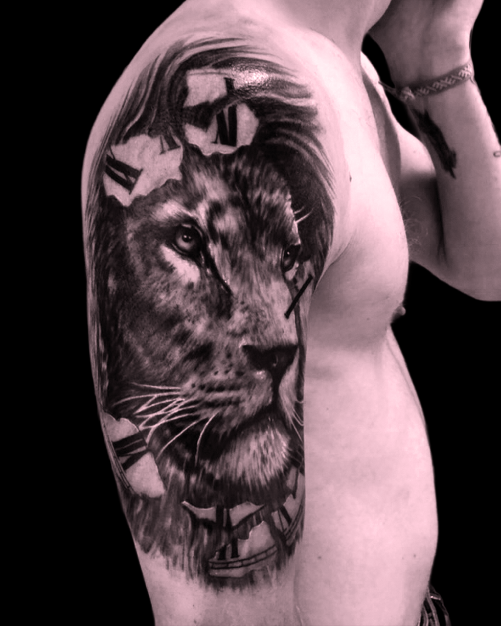 Realistisches Schwarz-Grau-Tattoo, gestochen vom Studio Sorry Mom Stsrgard.
