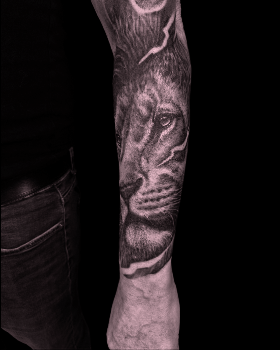 Realistisches Schwarz-Grau-Tattoo, gestochen vom Studio Sorry Mom Stsrgard.