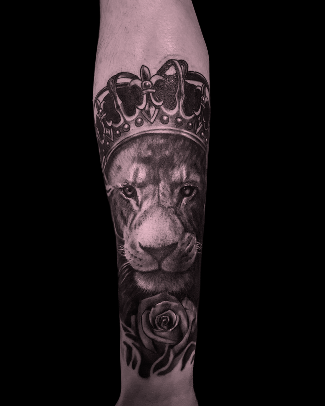 Realistyczny tatuaż w stylu black and grey, wykonany w studio Sorry Mom Stsrgard