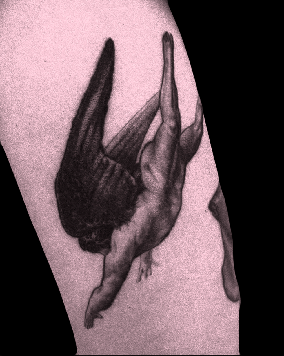 Ein winziges, extrem präzises mikrorealistisches Tattoo, das ein schwarz-graues Charakterporträt darstellt.