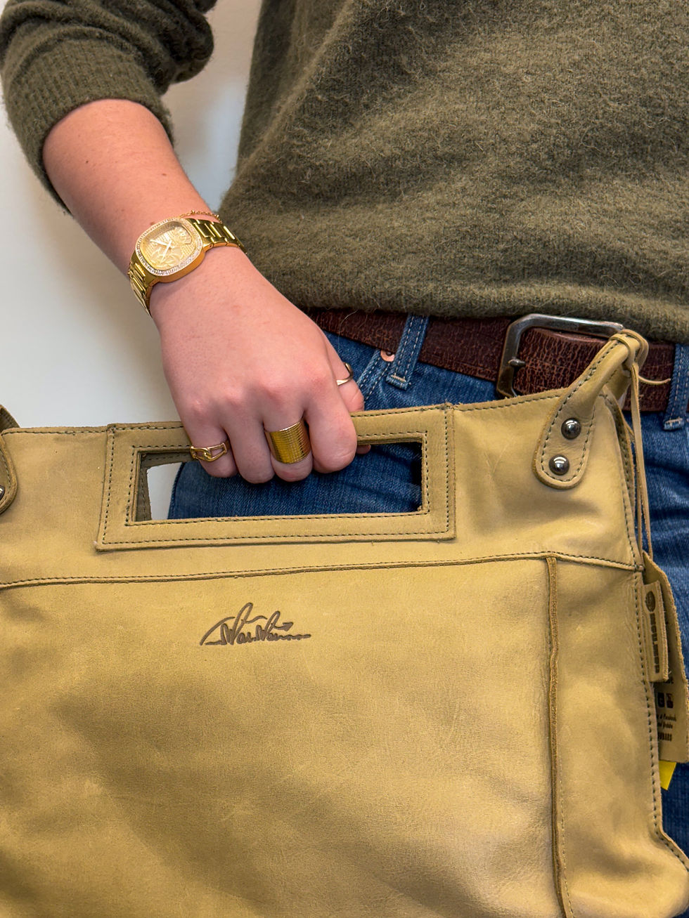 Gele handtas in de hand