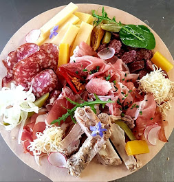 1 Meter Jausebrett zum Teilen mit Wein im Restaurant Lamm10 Millstatt