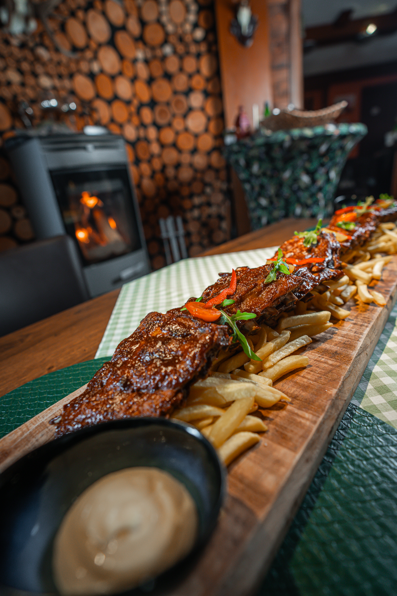 Meterplatte mit Ripperl und Pommes auf dem Tisch im Restaurant