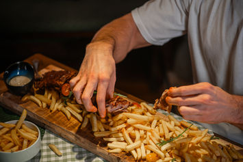 Detailaufnahme der Meter-Ripperl Platte mit Beilagen