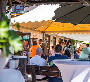 Feierlocation mit Terrasse und Lichterketten in Kärnten