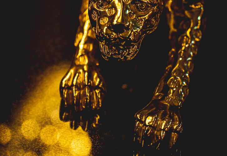 indian cheetah in gold statue