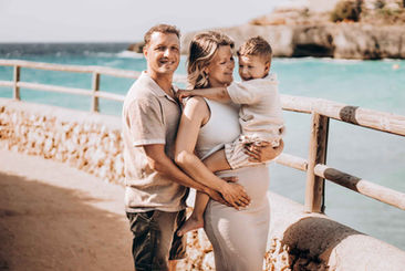 Babybauchfotos als Familie auf Mallorca