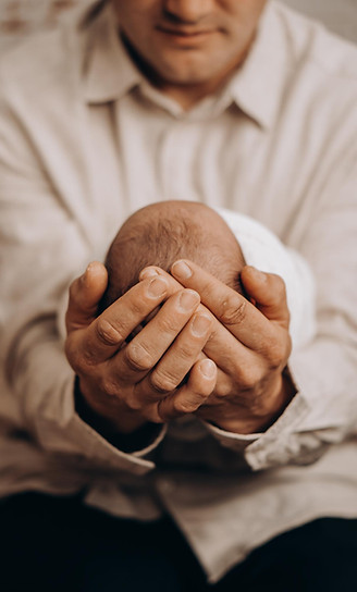 Baby in Papas Händen