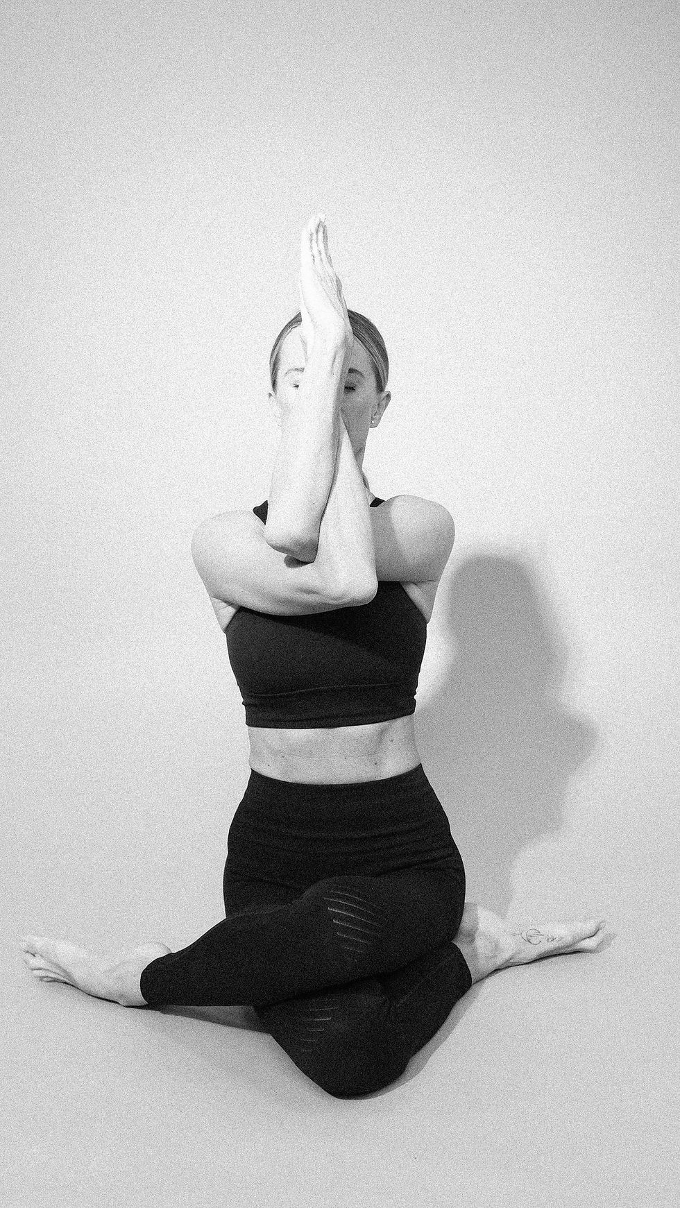 Joogaõpetaja on kotkapoosis Vinyasa jooga tunnis