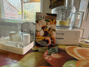 Magimix Compact 3100 Mixer in immaculate condition and Smeg Kettle