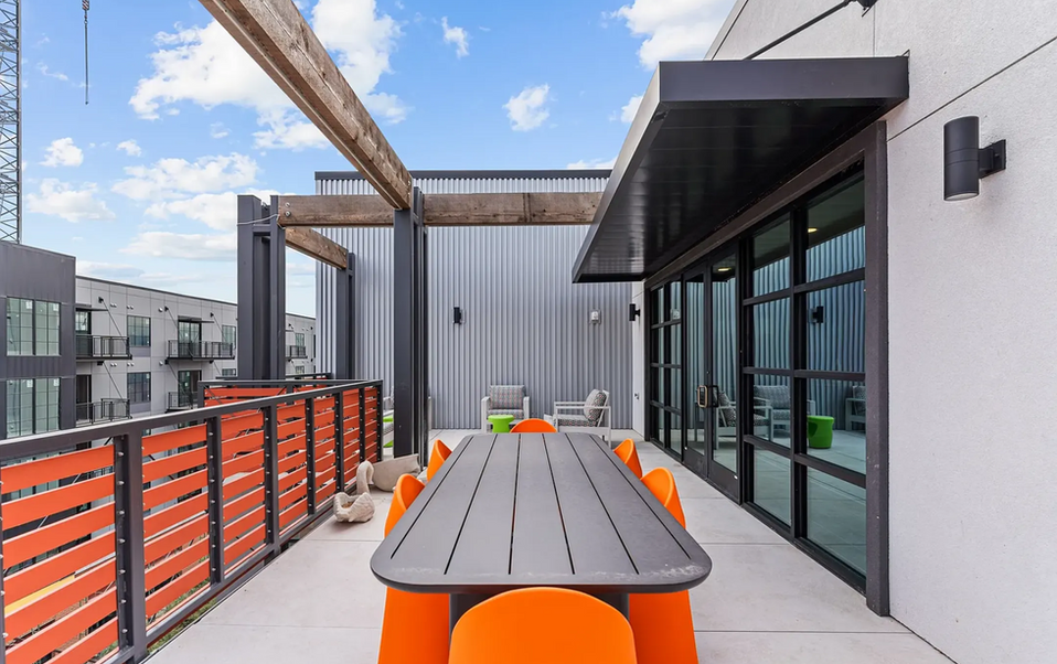 Bishop Momo - View of roof terrace space of luxury apartment building in Austin, Texas