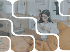 Mulher sentada na cama, com coberta sobre as pernas, usando um notebook apoiado no colo. Ela segura uma xícara enquanto escreve, com expressão neutra e reflexiva. O ambiente transmite quietude e rotina.