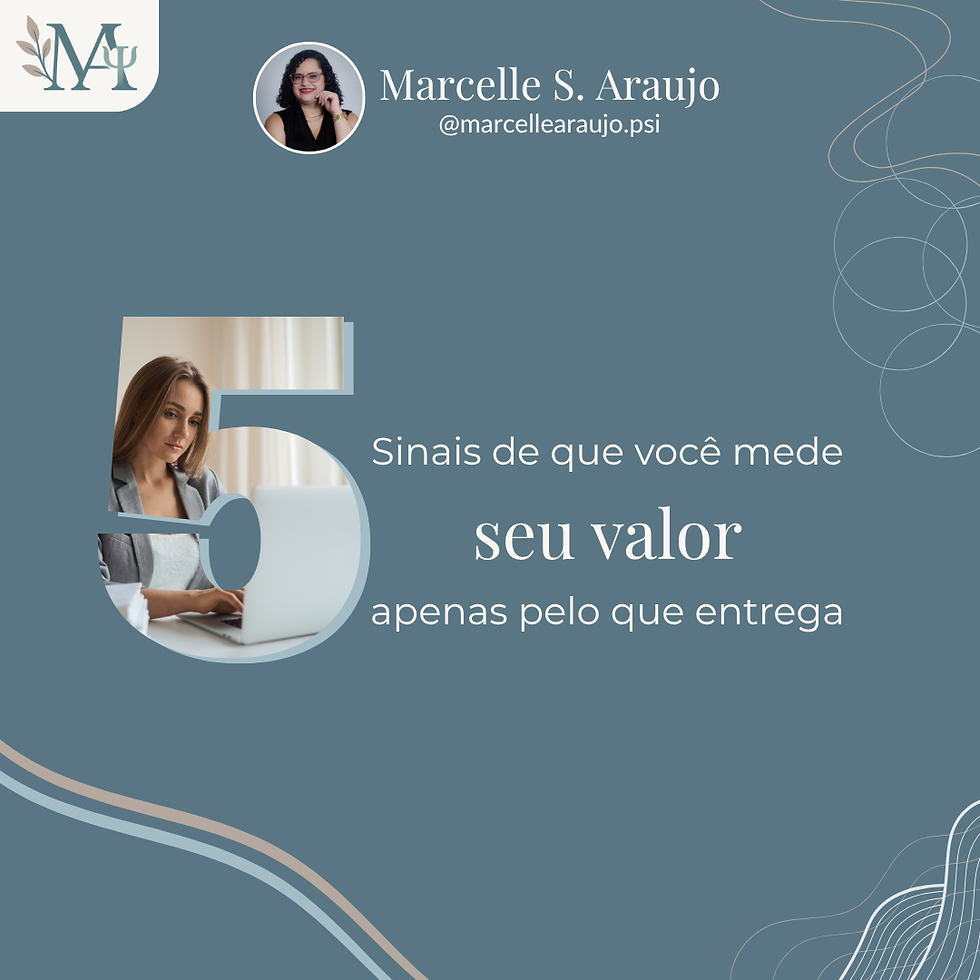 Imagem com o texto “5 sinais de que você mede seu valor apenas pelo que entrega”. Dentro do número 5, aparece uma mulher digitando em um computador, com olhar reflexivo e sereno. No canto superior, aparecem o nome, a logo e o perfil da psicóloga Marcelle Araújo (@marcellearaujo.psi).