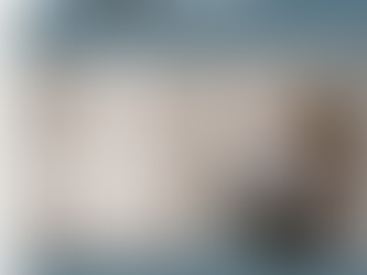 Imagem com o texto “4 sinais de que você reprime o que sente”. À direita, uma mulher está sentada no parapeito de uma janela, segurando uma caneca e olhando para fora, com semblante tranquilo e reflexivo. O fundo é claro e desfocado, transmitindo serenidade e introspecção. A borda azul suave envolve a composição. No canto superior, aparecem o nome, a logo e o perfil da psicóloga Marcelle Araújo (@marcellearaujo.psi).