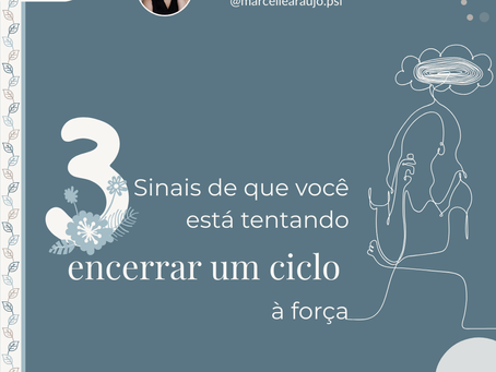 Imagem com fundo azul acinzentado liso. À esquerda há um número “3” estilizado. Ao lado, o texto “sinais de que você está tentando encerrar um ciclo à força”, com “encerrar um ciclo” em destaque. À direita, um desenho em linha de uma mulher pensativa, com um borrão representando confusão dentro do balão de pensamento. No topo, logo da psicóloga, foto e arroba.
