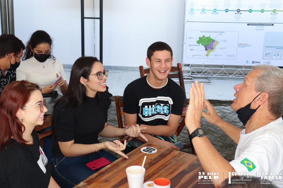 Professor Carlos Ferreira - Sítio/PELD Ilhas Oceânicas (PELD ILOC) e alunos.