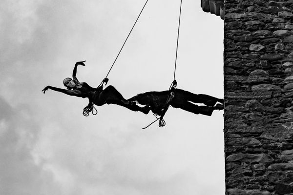 Spettacolo di danza verticale con danzatori sospesi nell'aria.
Danza aerea e acrobatica.