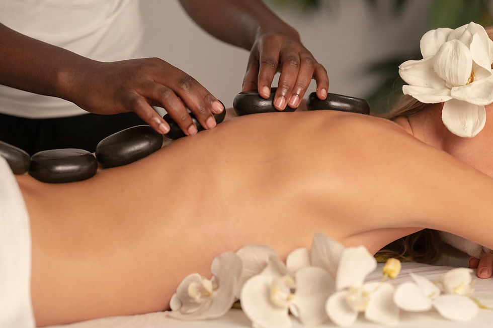 Terapeuta realizando massagem com pedras quentes basálticas no Purificati Day Spa em Curitiba