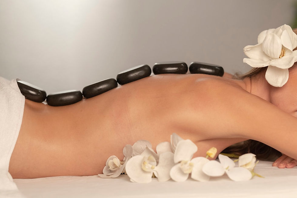 Terapeuta realizando massagem shiatsu com pressão nos pontos de energia do cliente no Purificati Day Spa Curitiba