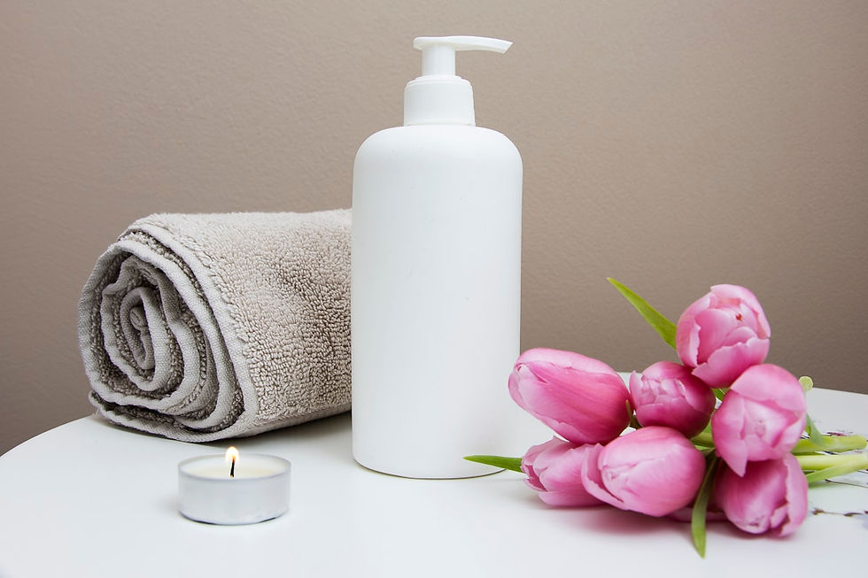 Mulher na terceira idade recebendo massagem relaxante em ambiente de day spa em Curitiba