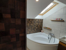rénovation d'une salle de bain à guérande. Salle de bain moderne marron sous comble avec velux. salle de bain familiale avec baignoire d'angle.
