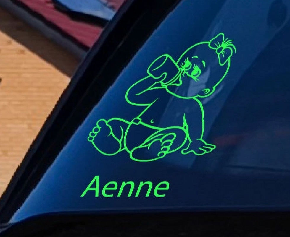 Grüner Babyaufkleber mit Text "Aenne" trinkt aus einem Becher, Magnet.