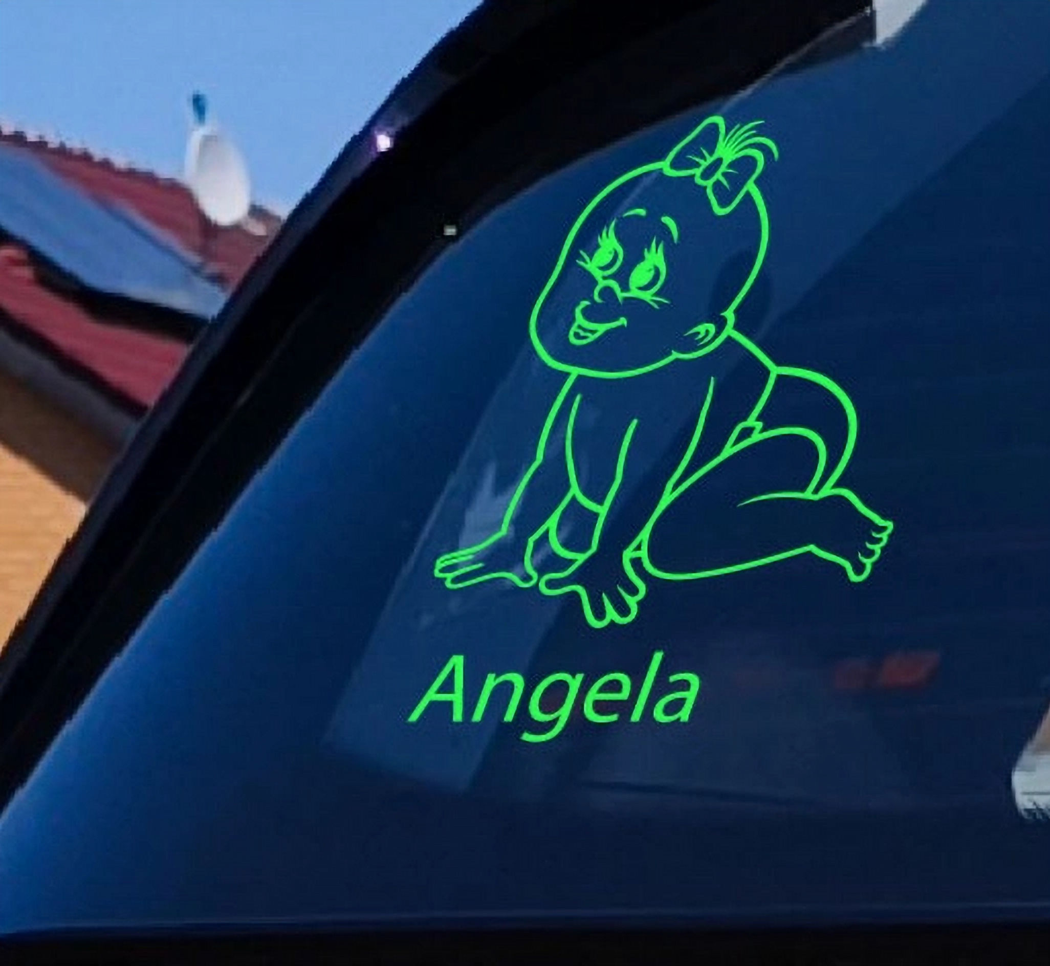 Grüne Baby Angela Aufkleber am Auto, Baby an Bord. Magnet Laserbuddys Aufkleber.