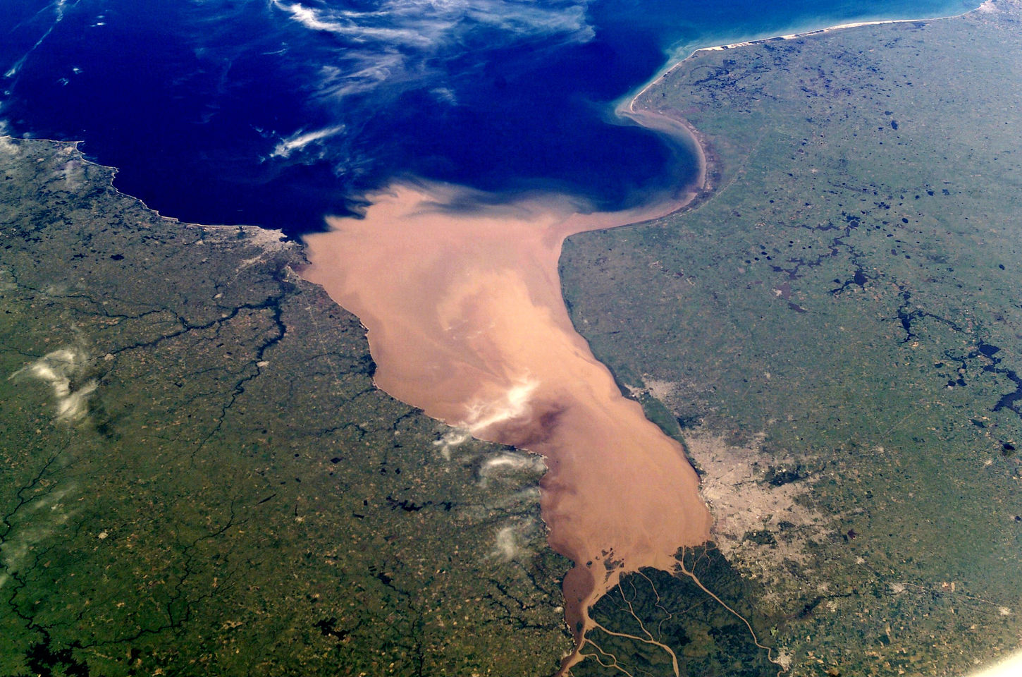 A palavra porongo tem origem no espanhol rioplatense, uma variedade do espanhol falado nos arredores do Rio da Prata. A região geográfica compreende o estuário de mesmo nome, um ambiente aquático de transição entre rios e mar, sofrendo influência das marés e apresentando fortes gradientes ambientais e elevada produtividade biológica. Fonte: https://pt.wikipedia.org/wiki/Lagenaria_siceraria