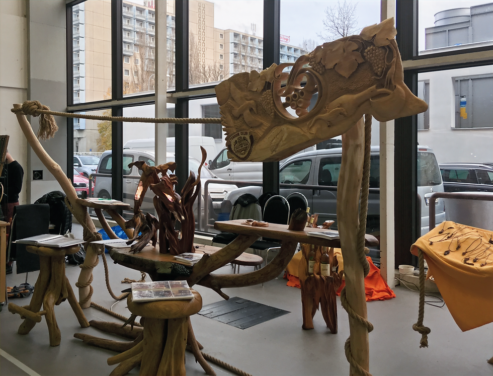 Výstava dřevěných soch a uměleckého nábytku Jiřího Hlávky na Minerály Brno 2019 - ručně vyřezávané stoly, dekorace a světelné objekty