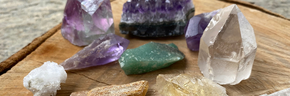 Přírodní minerály a krystaly používané ve špercích Hlavka.art – ametyst, křišťál, achát a více