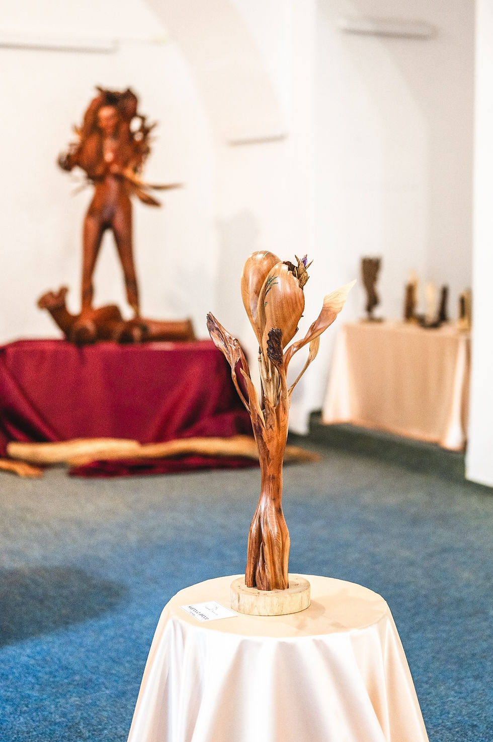 Výstava dřevěnách soch a dekorací Jiřího Hlávky v Zásmukách na zámku 2024 - ručně vyřzané sochy a dekorace.