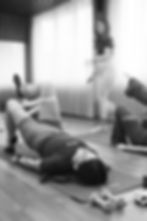 Clase de Pilates en La Biblioteca con bandas elásticas