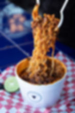 Fideos con carne en vaso blanco de La Biblioteca