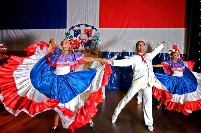 El ritmo y la esencia del merengue vuelven a brillar con fuerza gracias al lanzamiento de “Vivir para siempre”, un tema que rinde homenaje a los grandes merengueros que han partido en los últimos años y que celebra la permanencia de este género como emblema nacional.