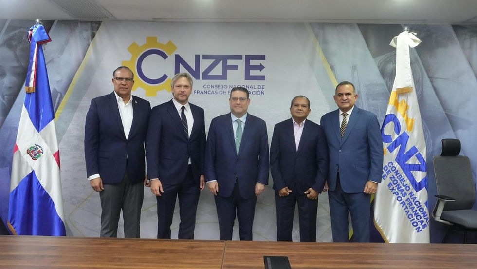 Con la infraestructura de zonas francas operando en niveles históricos de exportación, la República Dominicana renueva su estrategia industrial: transicionando del volumen a la sofisticación tecnológica. Para ejecutar este avance, el ministro de Industria, Comercio y Mipymes (MICM), Yayo Sanz Lovatón, oficializó este martes la entrada de Johannes Kelner como nuevo director ejecutivo del Consejo Nacional de Zonas Francas de Exportación (CNZFE), designado mediante el decreto 208-26 por el presidente Luis Abinader.