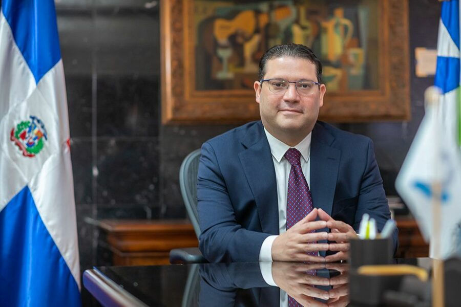 El ministro de Industria, Comercio y Mipymes (MICM), Eduardo Sanz Lovatón, dijo que la guerra de Oriente Medio es una situación de fuerza mayor pero que la República Dominicana está preparada para sortearla.