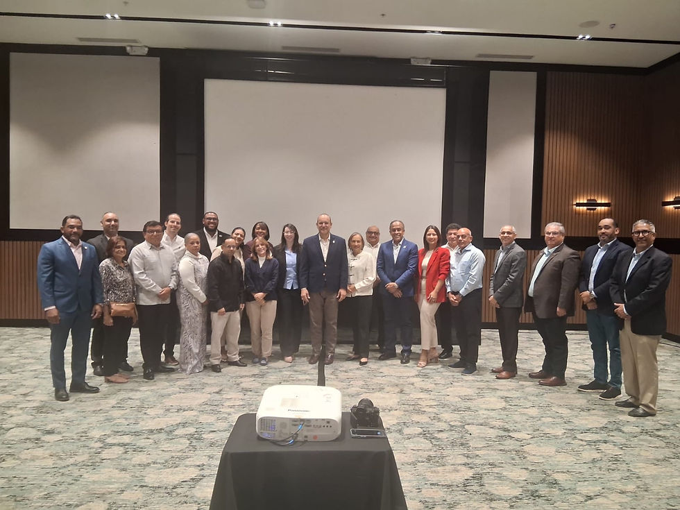 La Asociación de Hoteles y Turismo de la Provincia de Santiago (ASHORESA) sostuvo un encuentro institucional con el alcalde del municipio, Ulises Rodríguez, con el propósito de presentar los avances del sector hotelero y dialogar sobre iniciativas que contribuyan a fortalecer el desarrollo turístico de la ciudad.