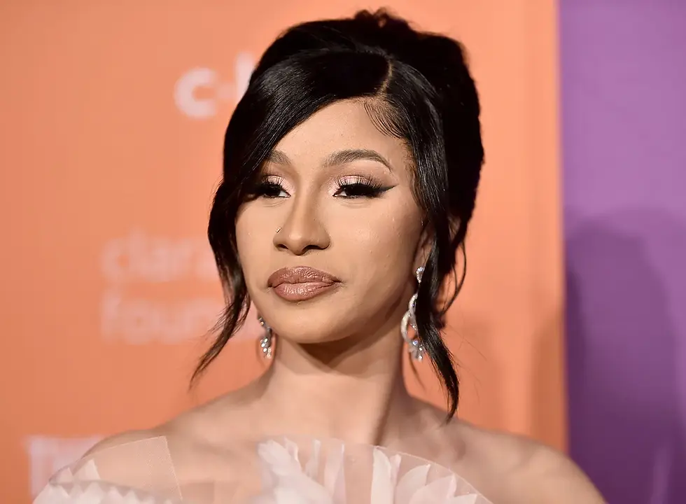 La rapera estadounidense de ascendencia dominicana Cardi B sorprendió este martes con una visita a Castañuelas, en la provincia Monte Cristi, lugar de origen de su padre, el señor Carlos Almánzar, y donde también residen sus abuelos.