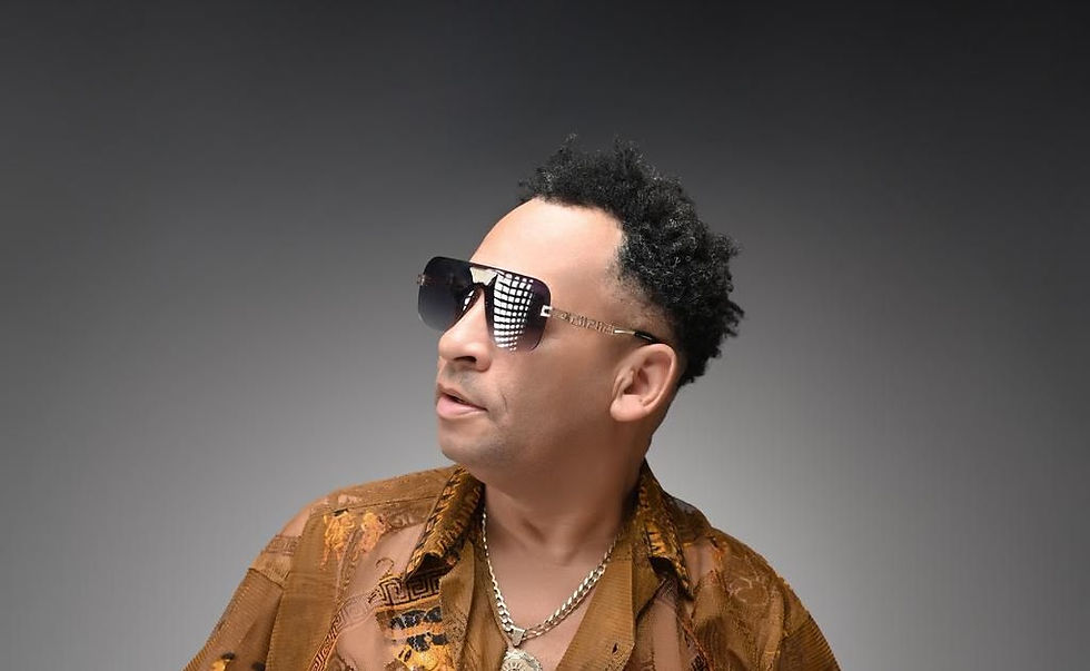 RD. El destacado bachatero Luciano Martínez, con más de treinta años de trayectoria artística, continúa fortaleciendo su carrera con importantes proyectos musicales, entre ellos el lanzamiento de nuevos temas de su autoría titulados “El Mendigo” y “La Vacana”.