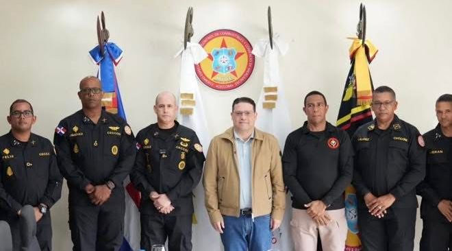 A pocas horas del inicio del asueto mayor, el Ministro de Industria, Comercio y Mipymes (MICM), Yayo Sanz Lovatón, asumió la coordinación estratégica del operativo junto al general Orlando Jerez, director del Cuerpo Especializado de Control de Combustibles y Comercio de Mercancías (CECCOM), ordenando un despliegue de inteligencia a nivel nacional para neutralizar las redes de comercio ilícito y contrabando.